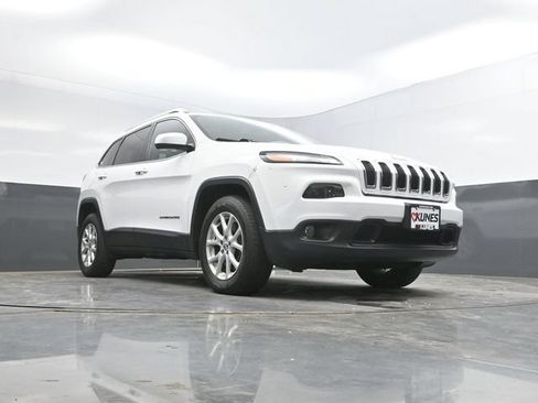 Used 2016 Jeep Cherokee Latitude w/ Safety/Convenience Group AWD/4WD image 46