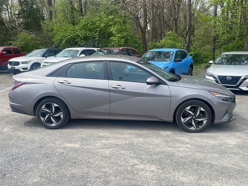 Used 2023 Hyundai Elantra SEL w/ Convenience Package FWD image 9