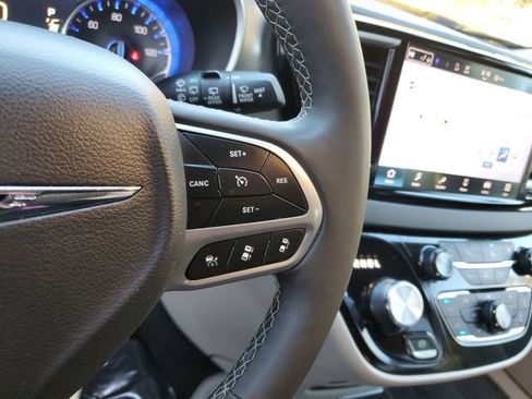 Used 2024 Chrysler Pacifica Touring-L image 27