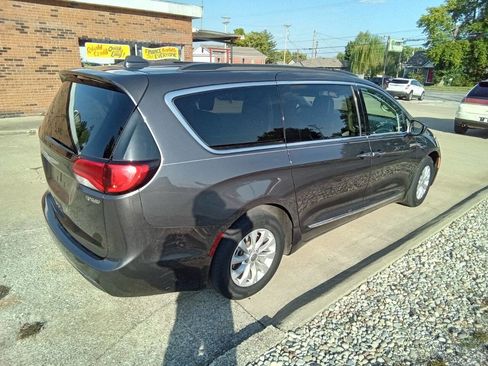 Used 2017 Chrysler Pacifica Touring-L image 8