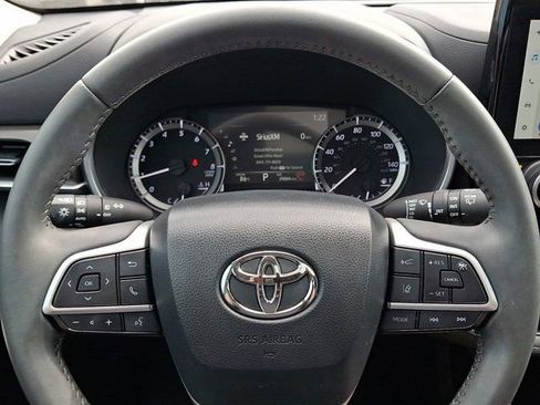 Used 2024 Toyota Highlander XLE FWD image 24