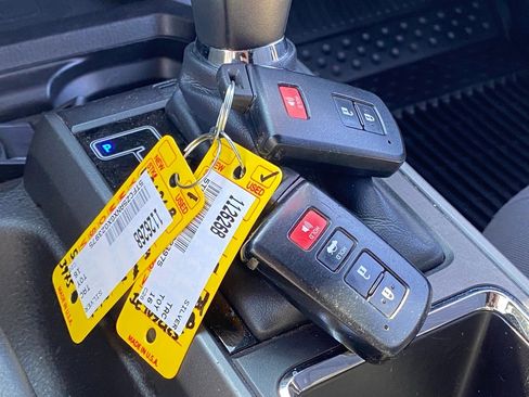 Used 2016 Toyota Tacoma TRD Off-Road w/ Towing Package image 10