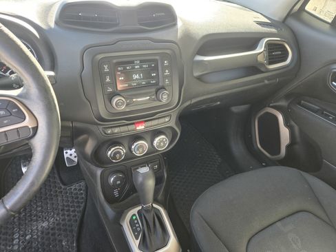 Used 2016 Jeep Renegade Latitude w/ Cold Weather Group image 13