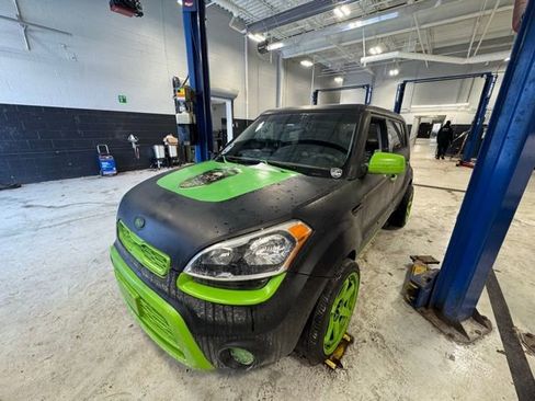 Used 2013 Kia Soul ! image 2