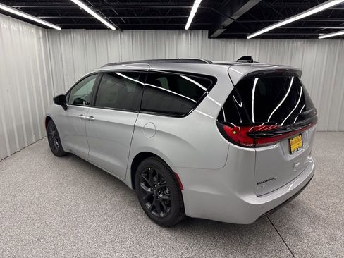 New 2026 Chrysler Pacifica Select image 4