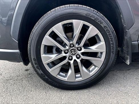 Used 2022 Toyota RAV4 XLE Premium AWD/4WD image 17