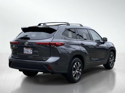 Used 2021 Toyota Highlander XLE FWD image 8