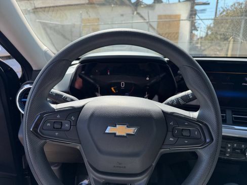 Used 2025 Chevrolet Trax LT FWD image 27