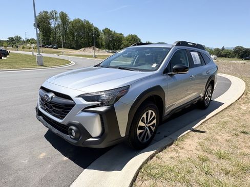 Used 2024 Subaru Outback Premium AWD/4WD image 3