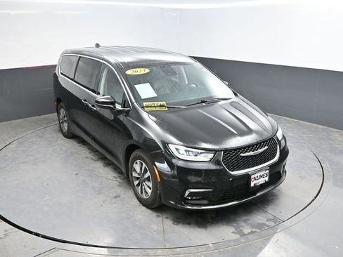 Used 2023 Chrysler Pacifica Touring-L FWD image 33
