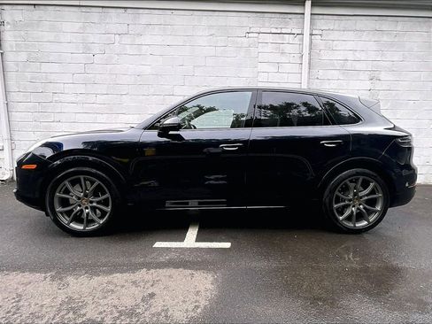 Certified 2023 Porsche Cayenne Turbo AWD/4WD image 2