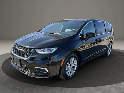 Used 2026 Chrysler Pacifica Limited FWD image 1