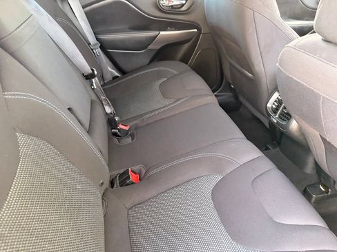 Used 2019 Jeep Cherokee Latitude w/ Popular Appearance Group FWD image 15