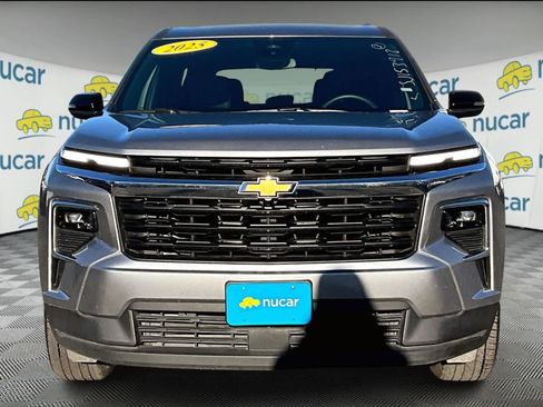 Used 2025 Chevrolet Traverse LT image 2