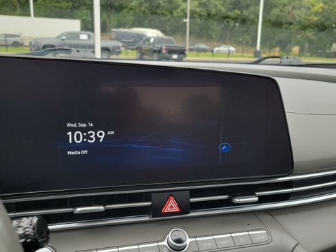 Used 2025 Hyundai Elantra SEL FWD image 28