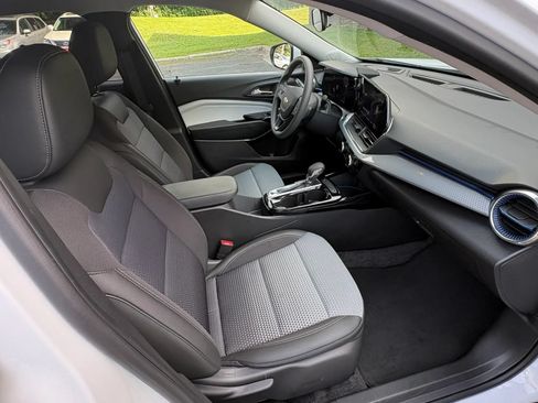 Used 2025 Chevrolet Trax LT FWD image 32