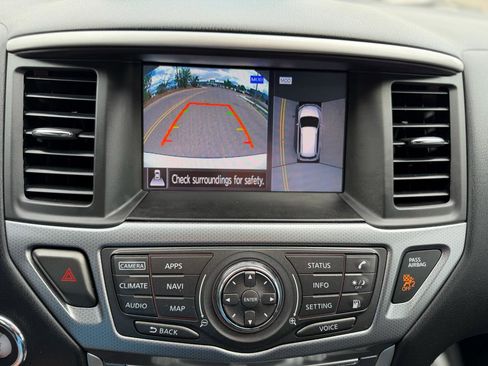Used 2019 Nissan Pathfinder SL AWD/4WD image 22