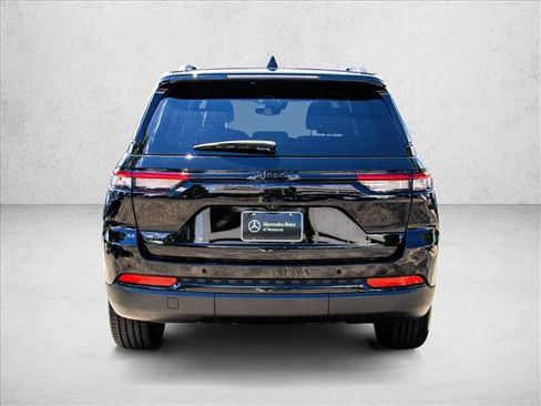 Used 2023 Jeep Grand Cherokee Altitude AWD/4WD image 6