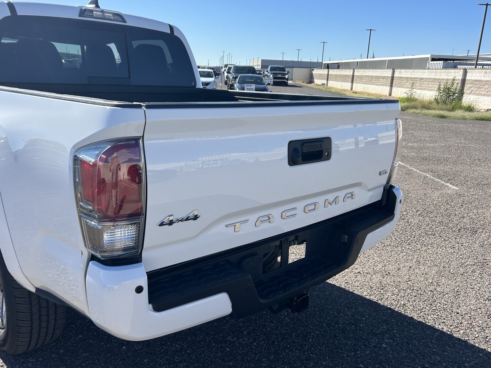 Used 2017 Toyota Tacoma Limited w/ Tow Package AWD/4WD image 4