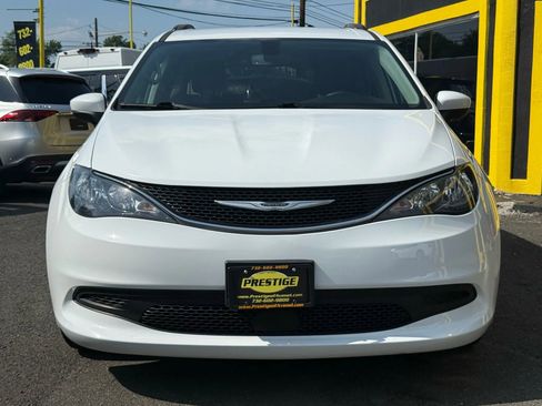 Used 2021 Chrysler Voyager Lxi image 2