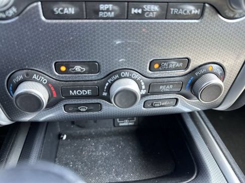 Used 2019 Nissan Pathfinder SL AWD/4WD image 18