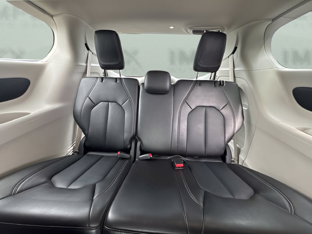 Used 2024 Chrysler Pacifica Touring-L FWD image 12