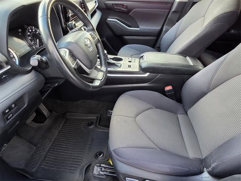 Used 2023 Toyota Highlander LE image 7