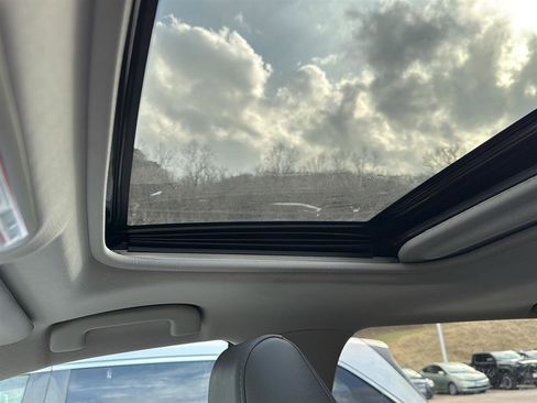 Used 2021 Toyota RAV4 XLE Premium image 8