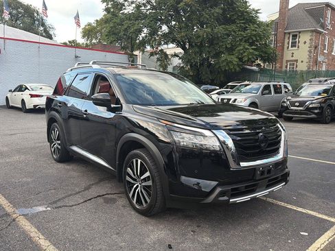 Used 2024 Nissan Pathfinder Platinum AWD/4WD image 2