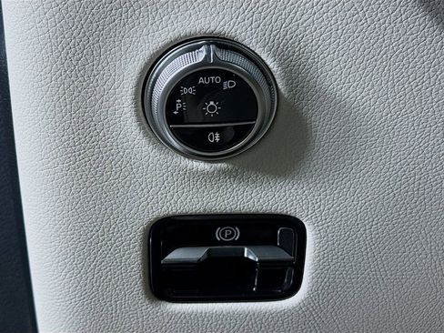 Used 2025 Mercedes-Benz GLC 300 4MATIC image 10