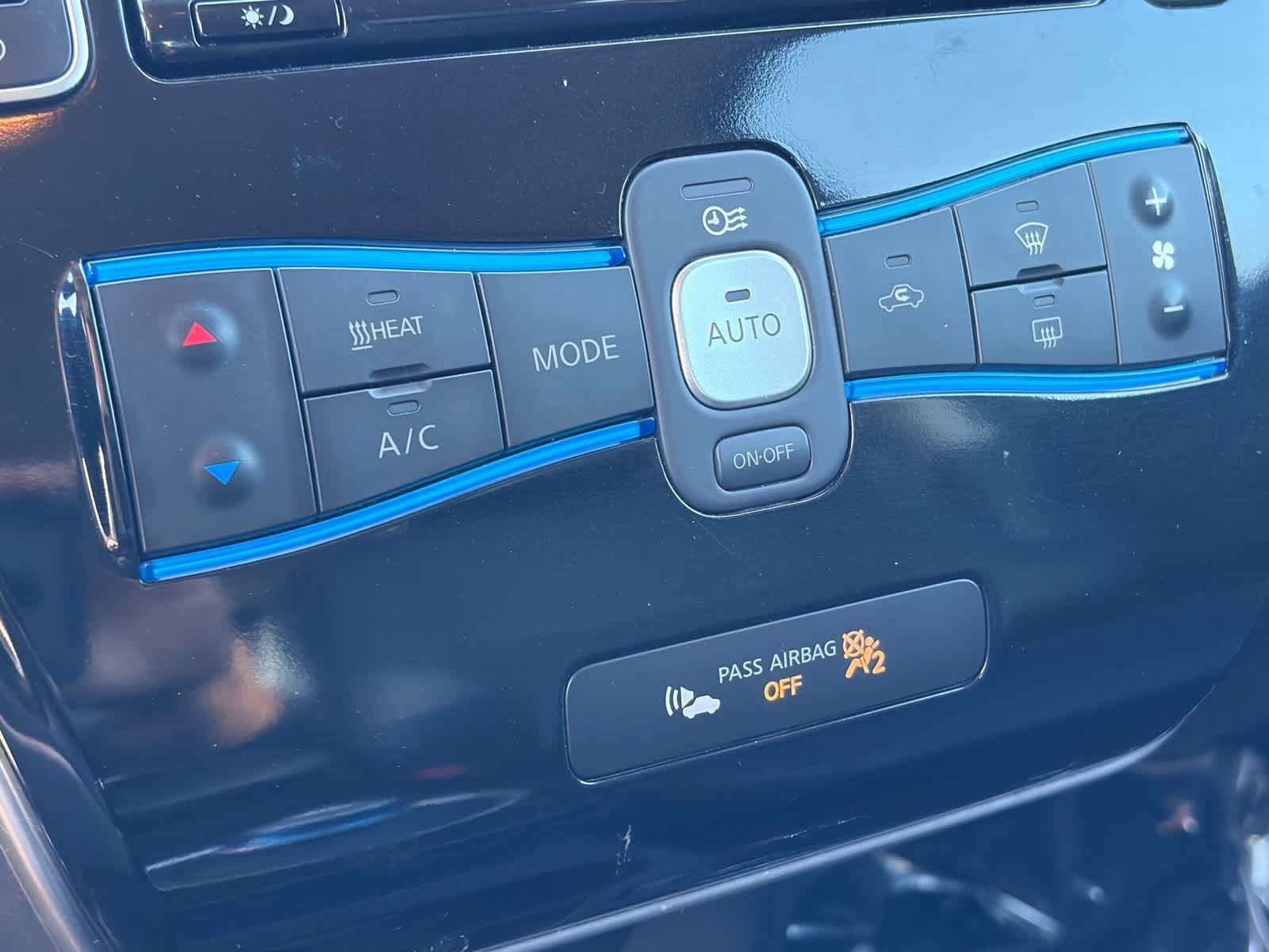 Used 2015 Nissan Leaf SL FWD image 28