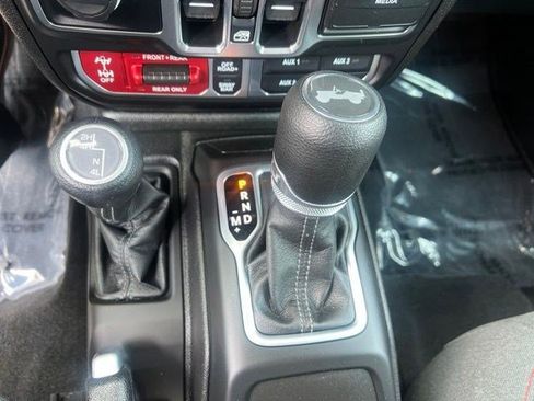 Used 2025 Jeep Wrangler Unlimited Rubicon w/ Convenience Group AWD/4WD image 27