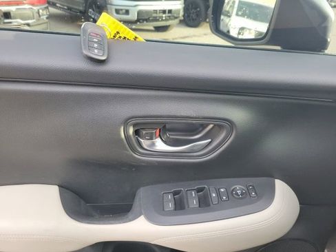 Used 2024 Honda HR-V LX image 12