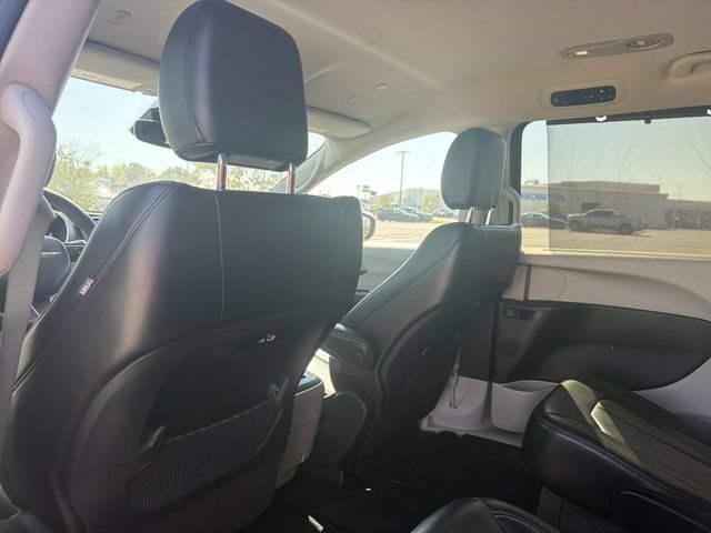 Used 2023 Chrysler Pacifica Touring-L FWD image 13
