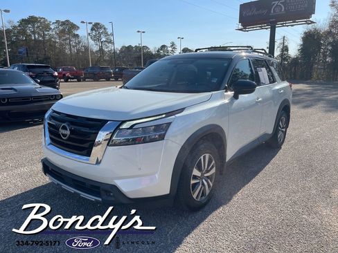 Used 2023 Nissan Pathfinder SL w/ Lighting Package (N92) image 4