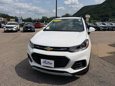 Used 2022 Chevrolet Trax LT w/ LT Convenience Package AWD/4WD image 2