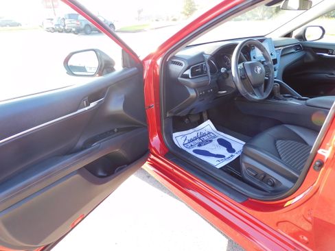 Used 2021 Toyota Camry SE image 9