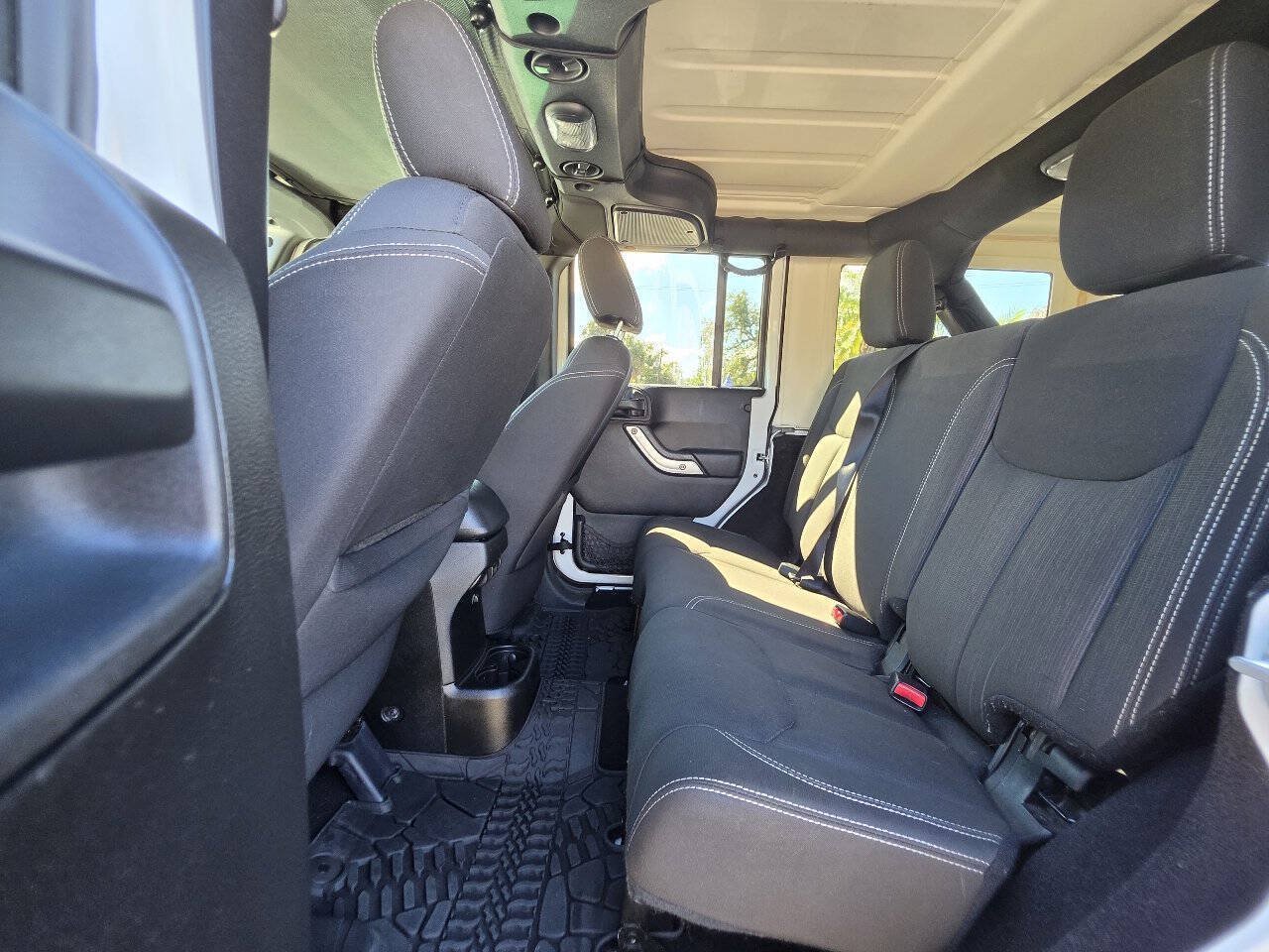 Used 2016 Jeep Wrangler Unlimited Sahara w/ Connectivity Group AWD/4WD image 9