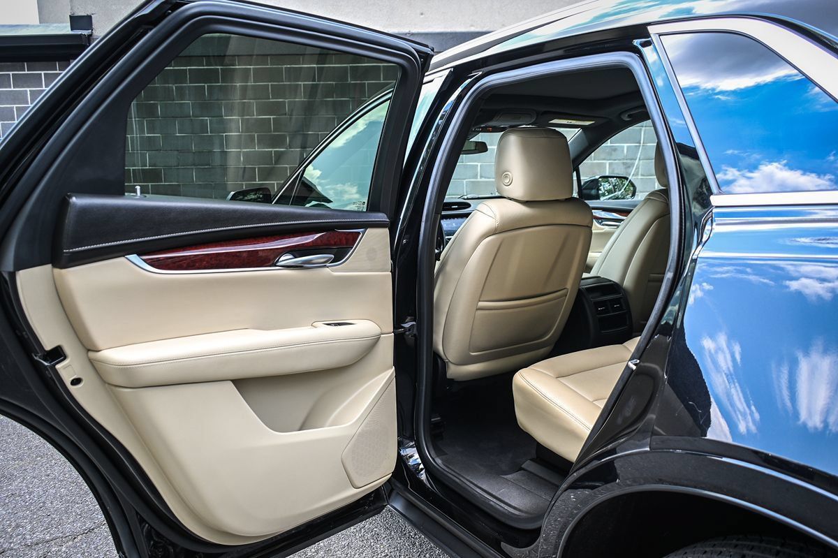Used 2018 Cadillac XT5 Luxury w/ Driver Awareness Package FWD image 12