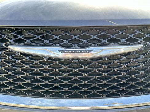 Used 2023 Chrysler Pacifica Touring-L image 27