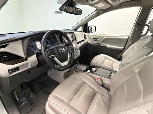 Used 2018 Toyota Sienna XLE Premium AWD/4WD image 11