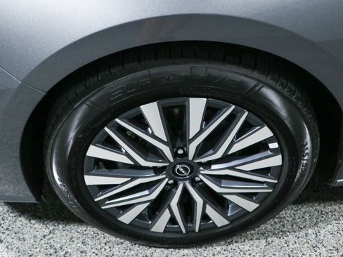 Used 2025 Nissan Altima 2.5 SV FWD image 11