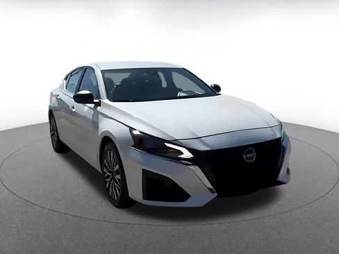 Used 2025 Nissan Altima 2.5 SV FWD image 3