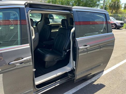 Used 2023 Chrysler Pacifica Touring-L FWD image 44