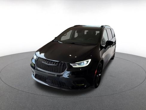 Used 2025 Chrysler Pacifica Limited FWD image 6