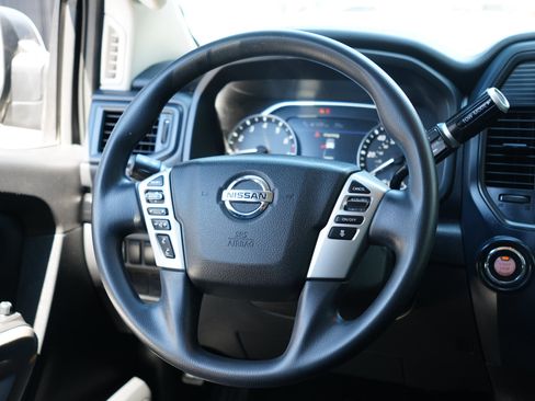 Used 2022 Nissan Titan SV image 17