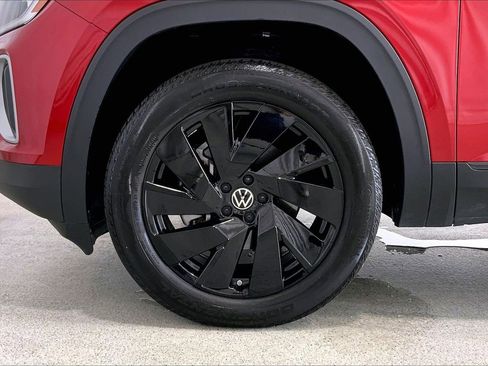 Used 2024 Volkswagen Atlas SE w/ Black Wheel Package FWD image 8
