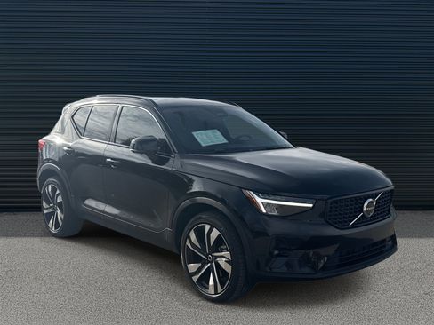 Certified 2024 Volvo XC40 B5 Plus w/ Climate Package image 3