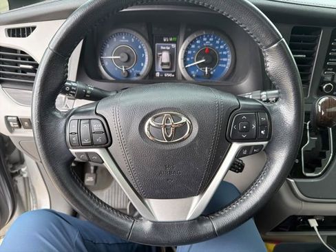 Used 2020 Toyota Sienna XLE FWD image 12