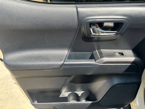 Used 2017 Toyota Tacoma TRD Off-Road w/ Premium & Technology Package AWD/4WD image 19